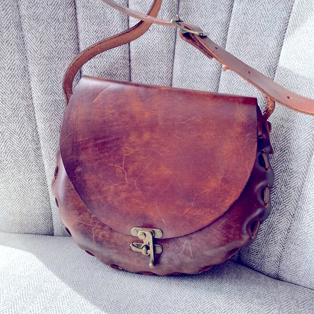 100% natural leather satchel with metal hardware closure. Gorgeous! - Picture 2 of 5